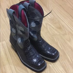 Women’s Ariat  western cowgirl square toe boots 7